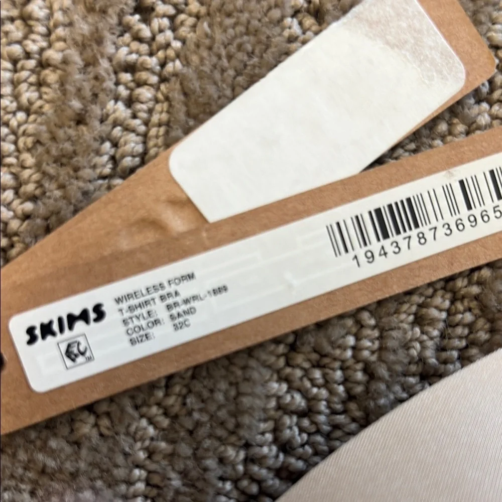 SKIMS Cream Intimates with Smooth Molded Cups - Picture 3 of 5